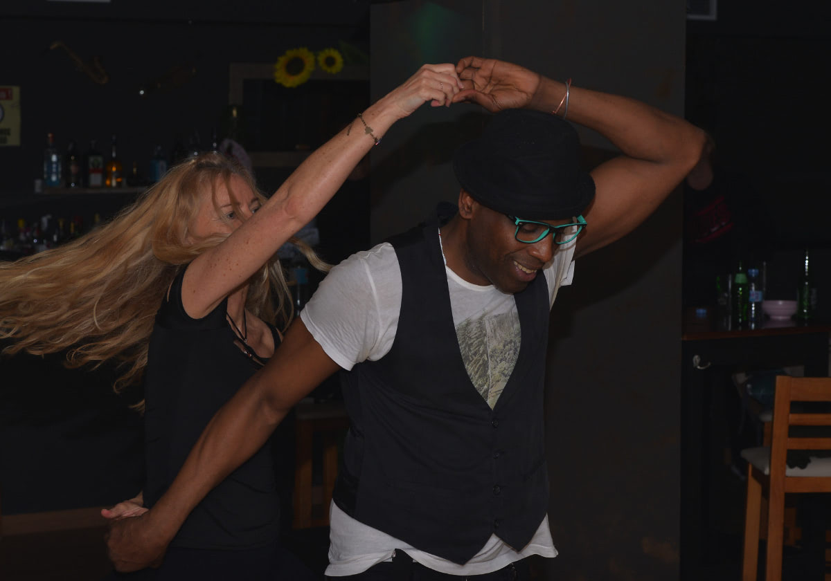 Clases de Salsa y Bachata Torremolinos Málaga baila